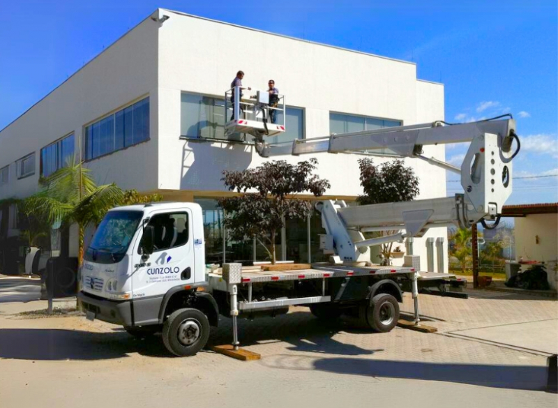 Plataforma Montada sobre Caminhão Multitel 270 A Plataforma Montada sobre Caminhão Multitel 270 é o equipamento ideal e compacto para trabalhos em altura como poda de árvores, instalação de outdoor, limpeza de fachada, entre outros.