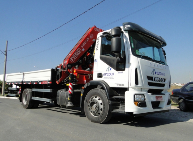 O Guindaste Articulado Fassi F270 (Guindauto) é comandado por controle remoto e indicado para içamento e transporte de carga em atividades internas por possuir a lança auxiliar JIB. Pode transportar peças de até 3 metros.