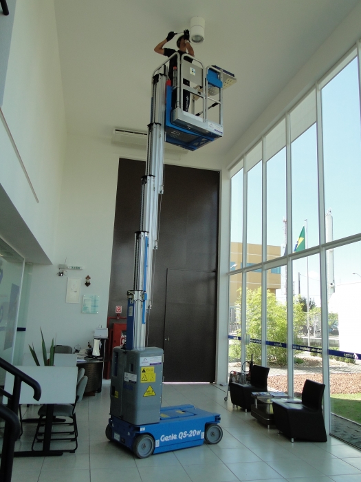 Altura de Trabalho : 7,85 m. Capacidade :1 pessoa  159 Kgs. Largura da plataforma : 0,80 m.