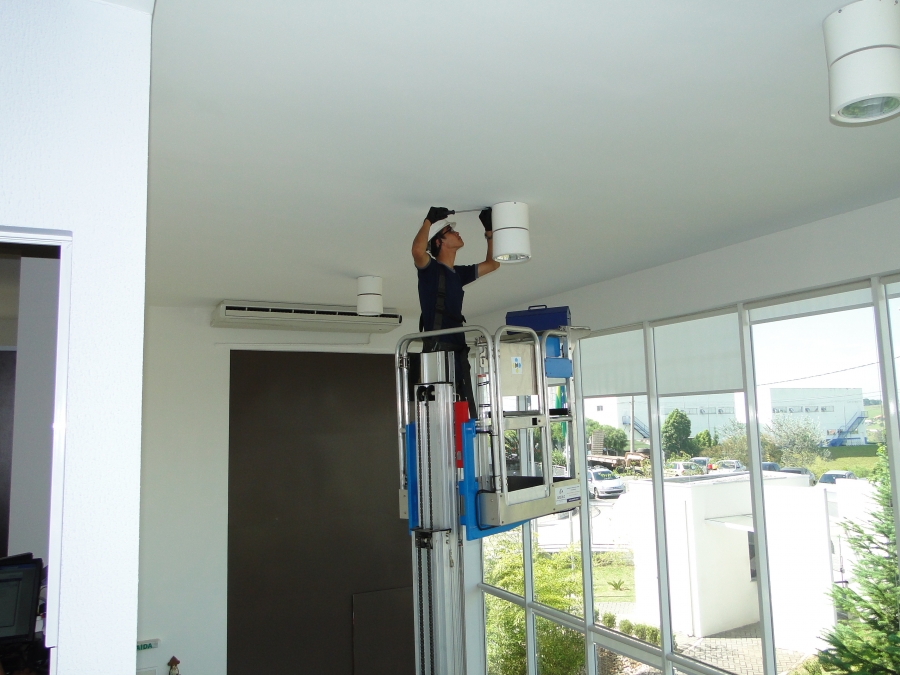 Altura de Trabalho : 7,85 m. Capacidade :1 pessoa  159 Kgs. Largura da plataforma : 0,80 m.