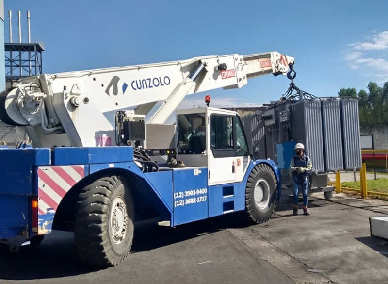 O Guindaste Industrial - Ormig 45TM é o mais robusto da linha Ormig, indicado para grandes eventos de remoções industriais. Versátil, é um equipamento que transita em terrenos acidentados ou que não sejam pavimentados.  