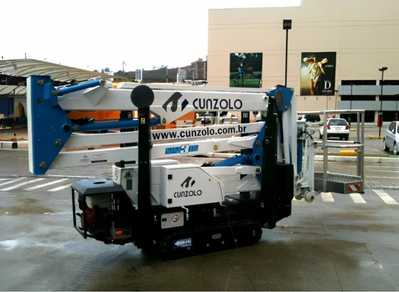 A Plataforma Articulada Socage SPJ 315 é uma Plataforma de Trabalho em Altura (PTA) autopropelida sobre esteira. Tem capacidade de atingir 15 metros de altura máxima e 225 kg de elevação. É compacta e de dimensões muito reduzidas, com diferencial de rotação da torre de 350º e peso próprio muito menor do que uma plataforma articulada autopropelida.