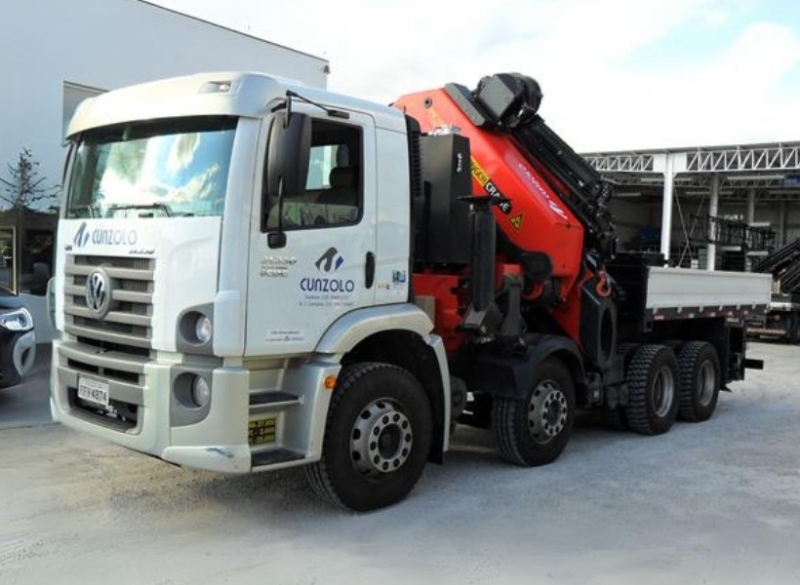 O Guindaste Articulado - PK 100002 F é considerado um equipamento compacto e com baixa altura, o que possibilita o acesso em ambientes com alturas limitadas. O Guindauto PK 100002 realiza facilmente tarefas anteriormente realizadas somente por guindastes do tipo telescópico.