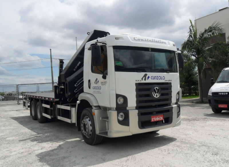 O Guindaste Articulado - HIAB XS 377 é comandado por controle remoto sem fio, facilitando a operação. Equipamento de utilização ideal dentro de fábricas e obras civis e industriais, por ter uma boa capacidade de carga de içamento e transporte.