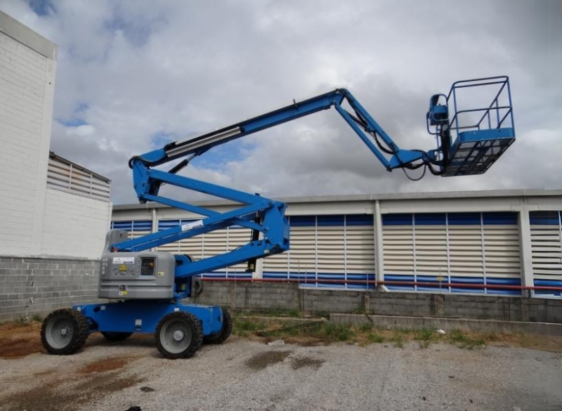 A Genie Z60 é capaz de trabalhar em terrenos acidentados e ser utilizada para manutenções industriais, construções e muito mais. Ela possui alta velocidade de elevação - chega a 20,16 metros em apenas 100 segundos de trabalho.