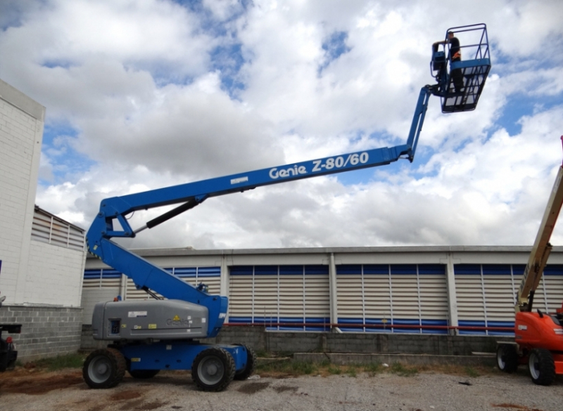 A Plataforma Articulada Genie - Z80 é indicada para trabalhos externos e construções. Versatilidade em seu alcance que permite diversas formas de posicionamentos. 