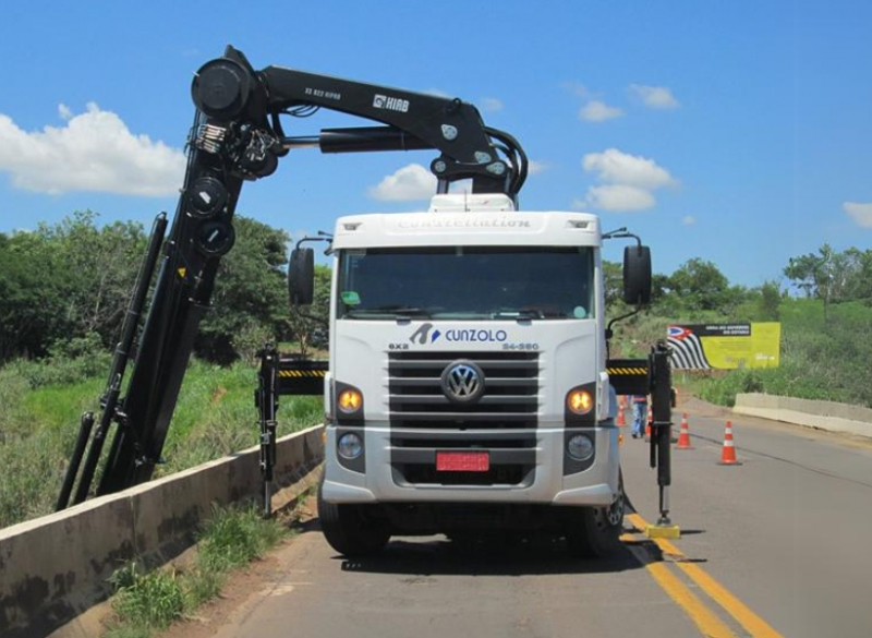 O Guindaste Articulado - HIAB XS 622 possui carroceria para transporte de 6,45 metros de comprimento e 2,4 metros de largura e capacidade de transporte de 8.550 kg. Possui lança auxiliar JIB, o que permite o içamento de peças em grandes distâncias. 