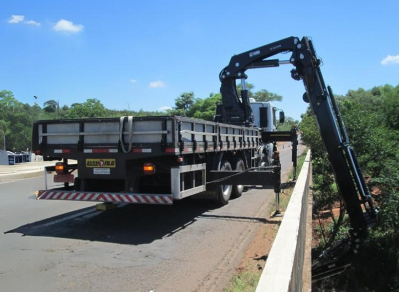 O Guindaste Articulado - HIAB XS 622 possui carroceria para transporte de 6,45 metros de comprimento e 2,4 metros de largura e capacidade de transporte de 8.550 kg. Possui lança auxiliar JIB, o que permite o içamento de peças em grandes distâncias. 