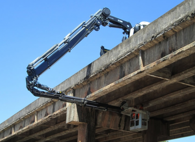 O Guindaste Articulado - HIAB XS 622 possui carroceria para transporte de 6,45 metros de comprimento e 2,4 metros de largura e capacidade de transporte de 8.550 kg. Possui lança auxiliar JIB, o que permite o içamento de peças em grandes distâncias. 
