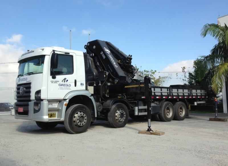 O Guindaste Articulado - HIAB XS 622 possui carroceria para transporte de 6,45 metros de comprimento e 2,4 metros de largura e capacidade de transporte de 8.550 kg. Possui lança auxiliar JIB, o que permite o içamento de peças em grandes distâncias. 