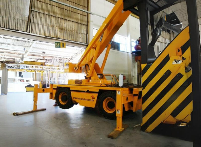 Guindaste Industrial Broderson IC-250 O Guindaste industrial Broderson IC 250 é ideal para içamento de peças que requerem uma alta performance em locais de difícil acesso ou restritos.