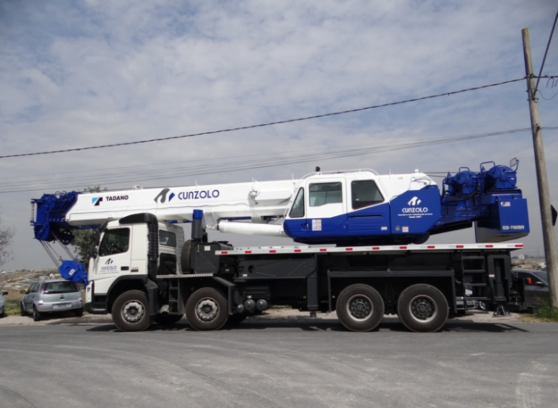 O Guindaste Rodoviário Tadano GS 700I é o equipamento ideal para utilização urbana por ser montado sobre caminhão e que possui JIB com sistema offset triplo, permitindo angulação em 5, 25 e 45°. Mesa de giro a 270°.