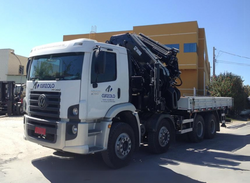 O Guindaste Articulado Hiab XS 855 (Guindauto) possui capacidade de içamento de 22.000 kg a 3 metros. Equipamento para transporte de carga de até 5.670 kg, carroceria com 4,95 metros de comprimento e 2,4 metros de largura útil. 