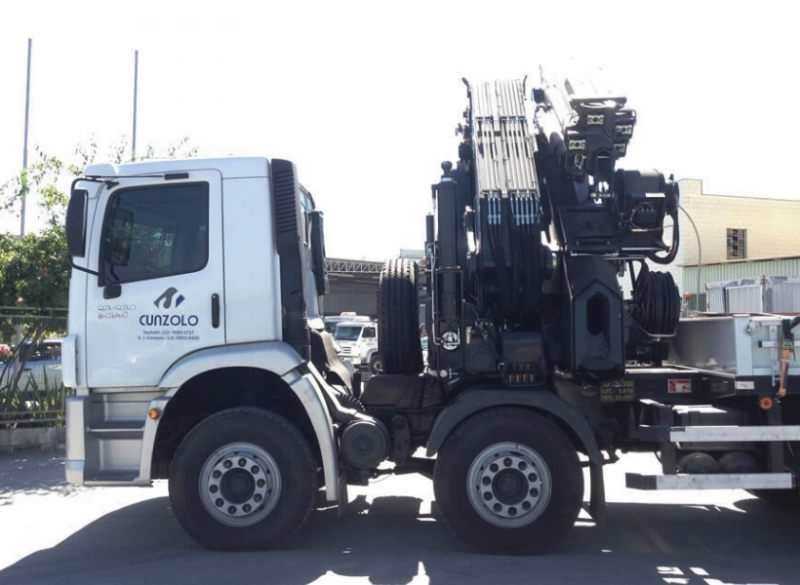 O Guindaste Articulado Hiab XS 855 (Guindauto) possui capacidade de içamento de 22.000 kg a 3 metros. Equipamento para transporte de carga de até 5.670 kg, carroceria com 4,95 metros de comprimento e 2,4 metros de largura útil. 
