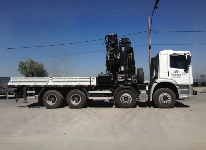O Guindaste Articulado Hiab XS 855 (Guindauto) possui capacidade de içamento de 22.000 kg a 3 metros. Equipamento para transporte de carga de até 5.670 kg, carroceria com 4,95 metros de comprimento e 2,4 metros de largura útil. 