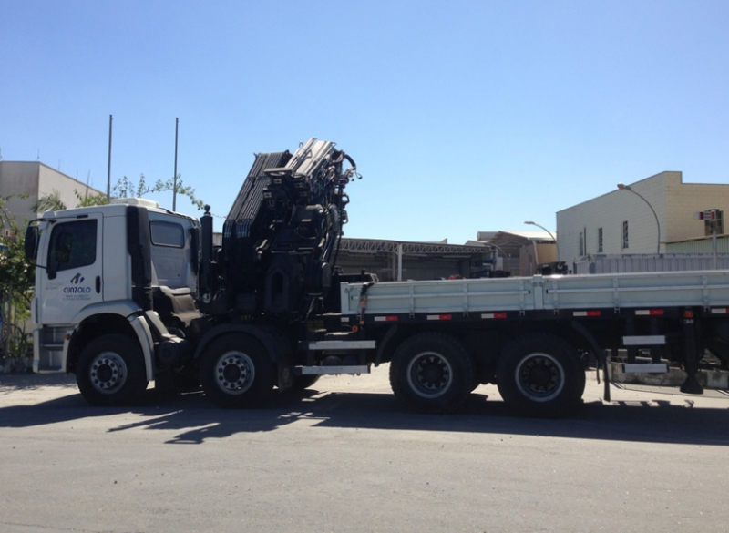 O Guindaste Articulado Hiab XS 855 (Guindauto) possui capacidade de içamento de 22.000 kg a 3 metros. Equipamento para transporte de carga de até 5.670 kg, carroceria com 4,95 metros de comprimento e 2,4 metros de largura útil. 