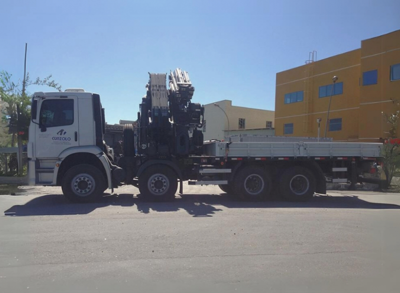 O Guindaste Articulado Hiab XS 855 (Guindauto) possui capacidade de içamento de 22.000 kg a 3 metros. Equipamento para transporte de carga de até 5.670 kg, carroceria com 4,95 metros de comprimento e 2,4 metros de largura útil. 