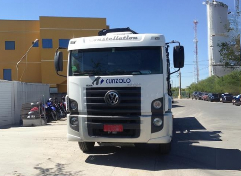 O Guindaste Articulado Hiab XS 855 (Guindauto) possui capacidade de içamento de 22.000 kg a 3 metros. Equipamento para transporte de carga de até 5.670 kg, carroceria com 4,95 metros de comprimento e 2,4 metros de largura útil. 