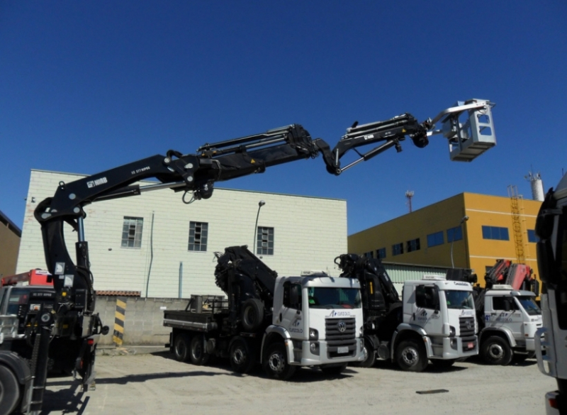 O Guindaste Articulado HIAB 377 (Guindauto) e o modelo com JIB HIAB XS 377 E-5 HIPRO JIB 75 X-4 são ideais para trabalhos em ambientes restritos e com interferências que exijam capacidade de içamento. 