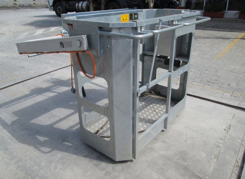 O Guindaste Articulado HIAB 377 (Guindauto) e o modelo com JIB HIAB XS 377 E-5 HIPRO JIB 75 X-4 são ideais para trabalhos em ambientes restritos e com interferências que exijam capacidade de içamento. 