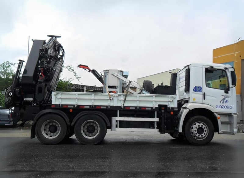 O Guindaste Articulado HIAB 377 (Guindauto) e o modelo com JIB HIAB XS 377 E-5 HIPRO JIB 75 X-4 são ideais para trabalhos em ambientes restritos e com interferências que exijam capacidade de içamento. 