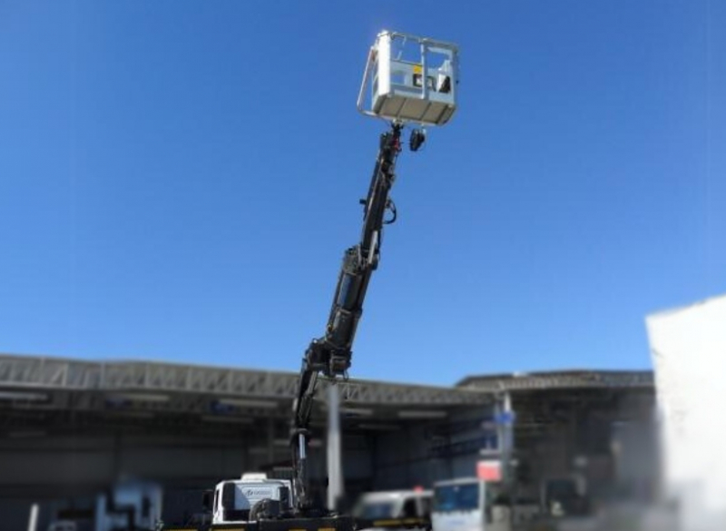 O Guindaste Articulado HIAB 377 (Guindauto) e o modelo com JIB HIAB XS 377 E-5 HIPRO JIB 75 X-4 são ideais para trabalhos em ambientes restritos e com interferências que exijam capacidade de içamento. 