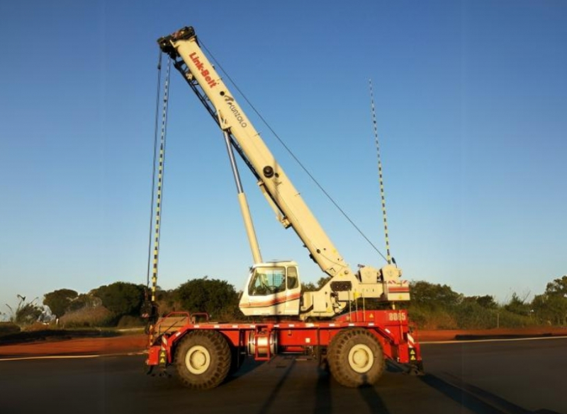 O Guindaste Autopropelido Link Belt RTC 8065 é do tipo RT (rough terrain) para terrenos acidentados, ideal, portanto, para obras industriais e civis. Possui tração e esterça todas as rodas, possibilitando a operação em 360°.