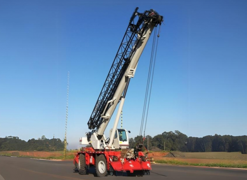 O Guindaste Autopropelido Link Belt RTC 8065 é do tipo RT (rough terrain) para terrenos acidentados, ideal, portanto, para obras industriais e civis. Possui tração e esterça todas as rodas, possibilitando a operação em 360°.