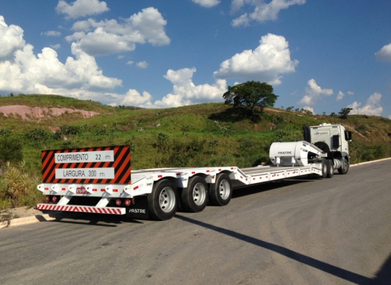 A Prancha Reta 4 eixos para transporte de cargas pesadas tem suspensão pneumática e facilidade de acesso pela rampa bipartida, muito importante para o carregamento de cargas pesadas. É altamente indicada para remoções industriais pois possui pinos lock para transportes de contêineres de 20 e 40 pés. 