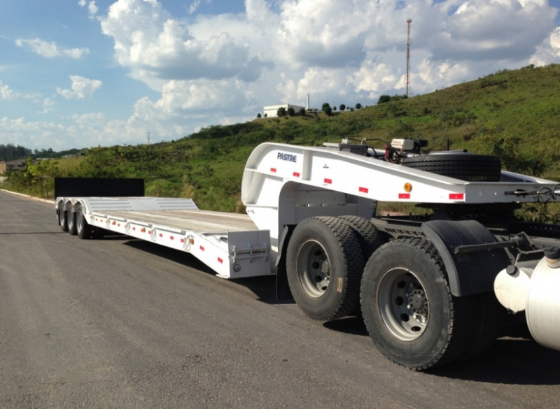 A Prancha Reta 4 eixos para transporte de cargas pesadas tem suspensão pneumática e facilidade de acesso pela rampa bipartida, muito importante para o carregamento de cargas pesadas. É altamente indicada para remoções industriais pois possui pinos lock para transportes de contêineres de 20 e 40 pés. 