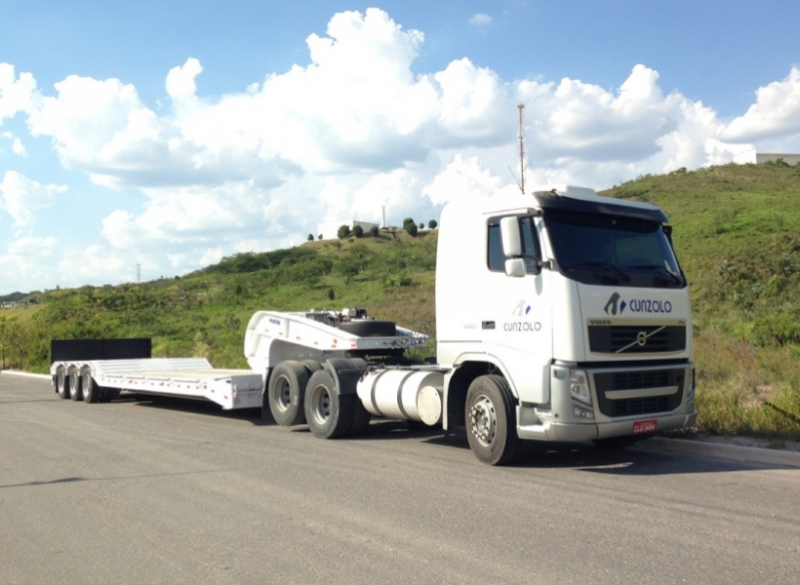 A Prancha Reta 4 eixos para transporte de cargas pesadas tem suspensão pneumática e facilidade de acesso pela rampa bipartida, muito importante para o carregamento de cargas pesadas. É altamente indicada para remoções industriais pois possui pinos lock para transportes de contêineres de 20 e 40 pés. 