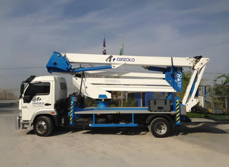 A Plataforma Montada sobre Caminhão Socage DAJ332 é indicada para trabalhos em altura em centros urbanos e indústrias. A lança auxiliar JIB propicia amplitude de movimentos e alcance.