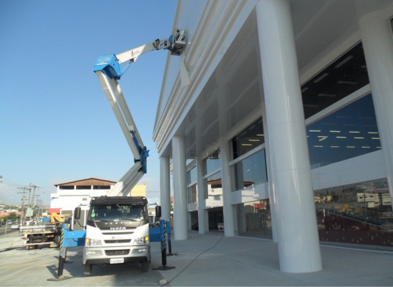 A Plataforma Montada sobre Caminhão Socage DAJ332 é indicada para trabalhos em altura em centros urbanos e indústrias. A lança auxiliar JIB propicia amplitude de movimentos e alcance.