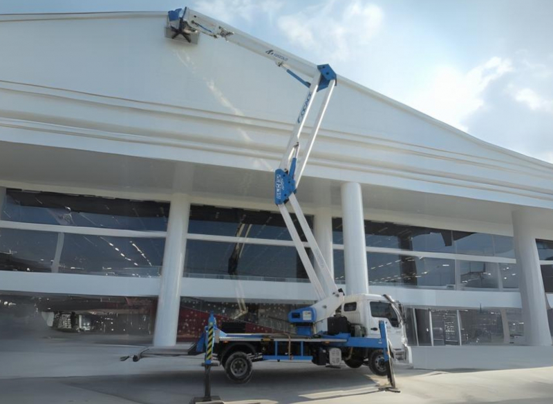 A Plataforma Montada sobre Caminhão Socage DAJ332 é indicada para trabalhos em altura em centros urbanos e indústrias. A lança auxiliar JIB propicia amplitude de movimentos e alcance.