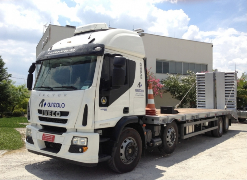 Este caminhão para transporte de cargas pesadas tem uma capacidade útil de 8,90 metros de comprimento e carrega um máximo de 15 toneladas, além de possuir rampa de acesso traseiro em aço com acionamento hidráulico.