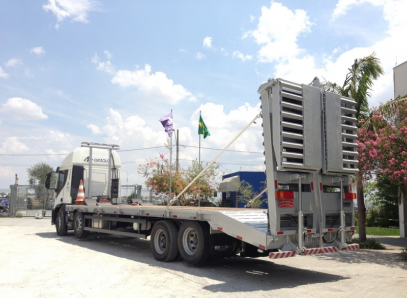 Este caminhão para transporte de cargas pesadas tem uma capacidade útil de 8,90 metros de comprimento e carrega um máximo de 15 toneladas, além de possuir rampa de acesso traseiro em aço com acionamento hidráulico.