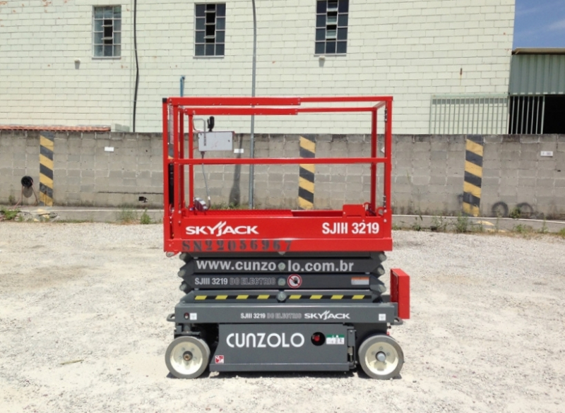 A Plataforma Tipo Pantográfica SkyJack SJIII 3219 é recomendada para uso em ambientes internos com capacidade de inclinação de 30% e pneus de borrachas sólidas que não marcam o chão. 