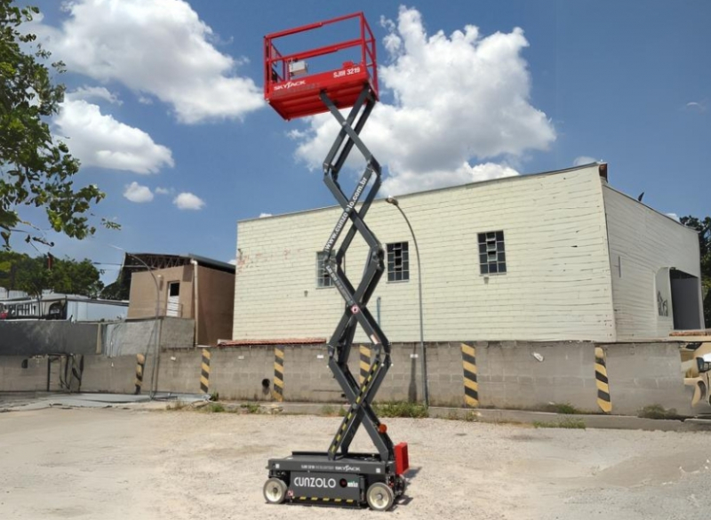 A Plataforma Tipo Pantográfica SkyJack SJIII 3219 é recomendada para uso em ambientes internos com capacidade de inclinação de 30% e pneus de borrachas sólidas que não marcam o chão. 