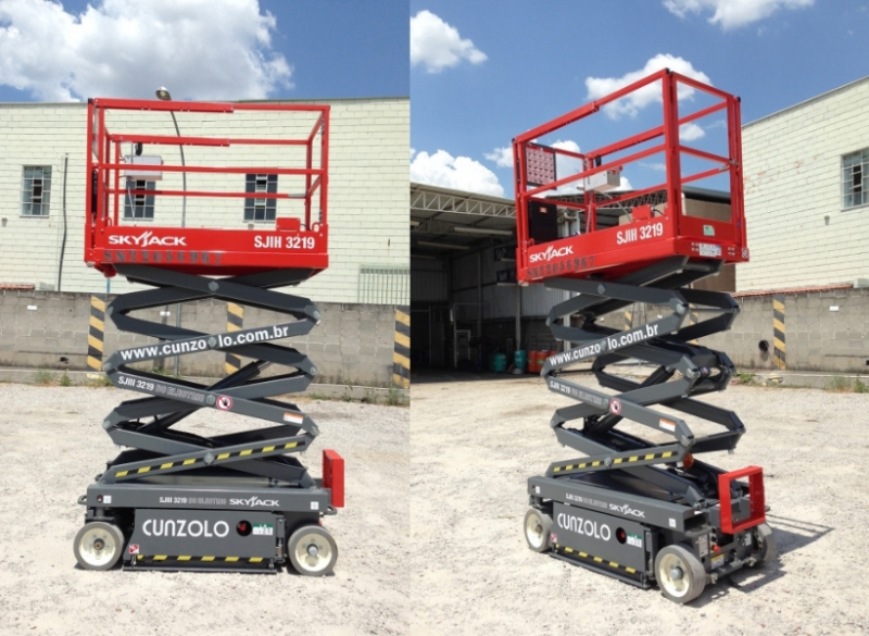 A Plataforma Tipo Pantográfica SkyJack SJIII 3219 é recomendada para uso em ambientes internos com capacidade de inclinação de 30% e pneus de borrachas sólidas que não marcam o chão. 