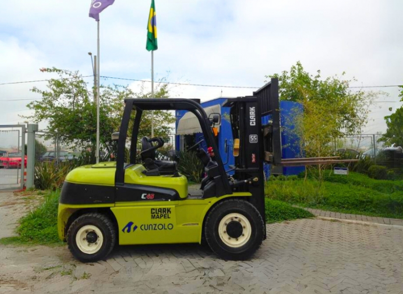A Empilhadeira Clark modelo C45D � compacta e portanto indicada para uso interno e externo. Para dep�sitos, f�bricas, armaz�ns, ind�strias metal�rgicas, transportadoras, remo��es industriais, entre outros. Torre triplex com deslocador lateral integrado.