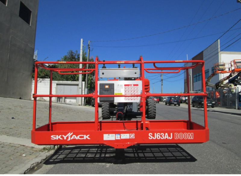 A Skyjack SJ 63AJ é uma plataforma elevatória com lança articulada que possui 360º de rotação contínua da torre e capacidade de subida de 45%. É uma plataforma articulada muito segura pois possui controle de leitura de deslocamento, direção sensível e alarme para qualquer movimentação. Sua capacidade total de elevação é 227 kg com grande manobrabilidade da lança articulada.
