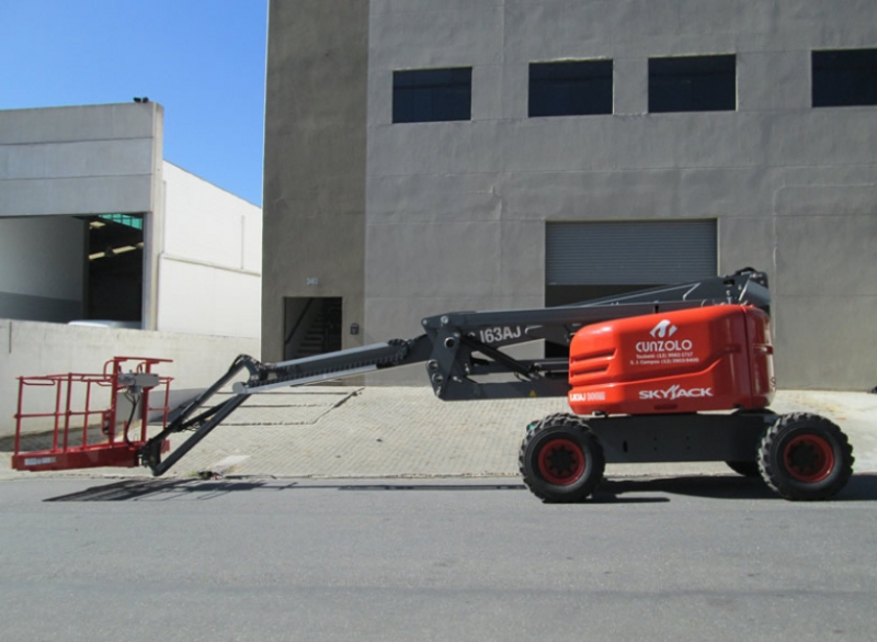 A Skyjack SJ 63AJ é uma plataforma elevatória com lança articulada que possui 360º de rotação contínua da torre e capacidade de subida de 45%. É uma plataforma articulada muito segura pois possui controle de leitura de deslocamento, direção sensível e alarme para qualquer movimentação. Sua capacidade total de elevação é 227 kg com grande manobrabilidade da lança articulada.