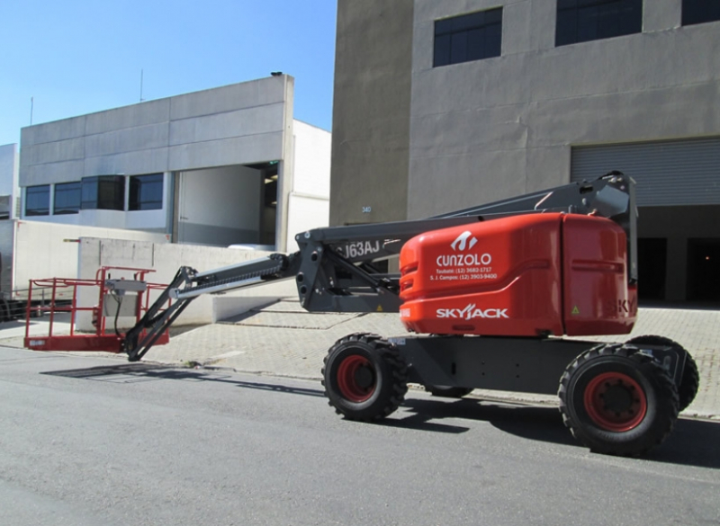 A Skyjack SJ 63AJ é uma plataforma elevatória com lança articulada que possui 360º de rotação contínua da torre e capacidade de subida de 45%. É uma plataforma articulada muito segura pois possui controle de leitura de deslocamento, direção sensível e alarme para qualquer movimentação. Sua capacidade total de elevação é 227 kg com grande manobrabilidade da lança articulada.