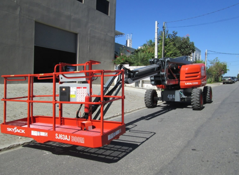 A Skyjack SJ 63AJ é uma plataforma elevatória com lança articulada que possui 360º de rotação contínua da torre e capacidade de subida de 45%. É uma plataforma articulada muito segura pois possui controle de leitura de deslocamento, direção sensível e alarme para qualquer movimentação. Sua capacidade total de elevação é 227 kg com grande manobrabilidade da lança articulada.