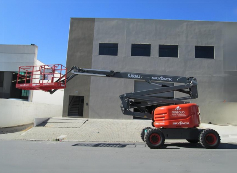A Skyjack SJ 63AJ é uma plataforma elevatória com lança articulada que possui 360º de rotação contínua da torre e capacidade de subida de 45%. É uma plataforma articulada muito segura pois possui controle de leitura de deslocamento, direção sensível e alarme para qualquer movimentação. Sua capacidade total de elevação é 227 kg com grande manobrabilidade da lança articulada.