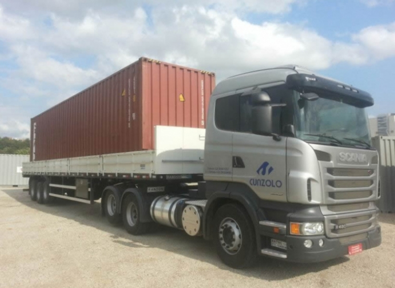 É indicada para o transporte de chapas e barras de aço, grandes máquinas e peças. Sua capacidade de carga para remoções industriais pode ser alterada com o acionamento da extensão, chegando a até 20 metros de comprimento.