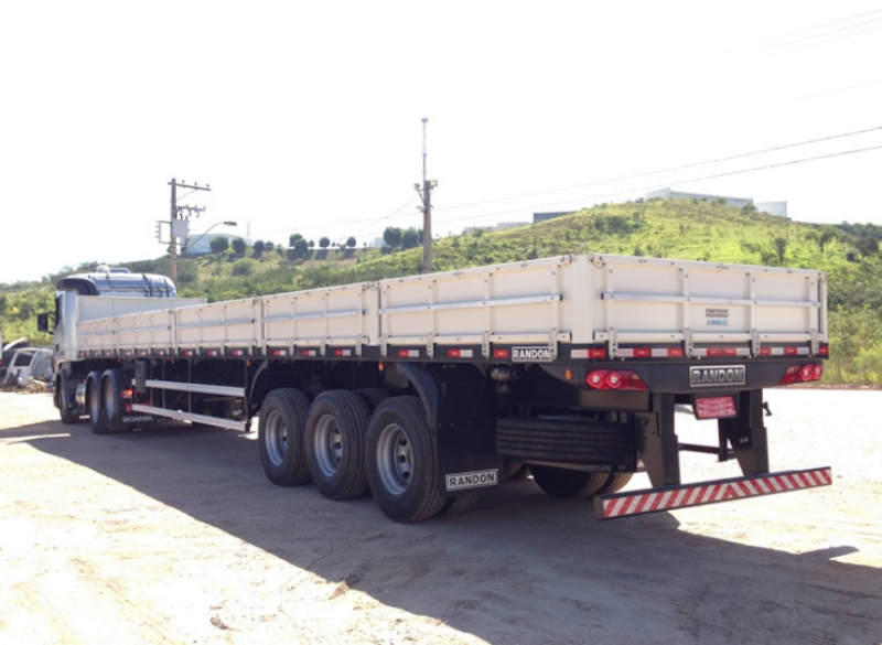 É indicada para o transporte de chapas e barras de aço, grandes máquinas e peças. Sua capacidade de carga para remoções industriais pode ser alterada com o acionamento da extensão, chegando a até 20 metros de comprimento.