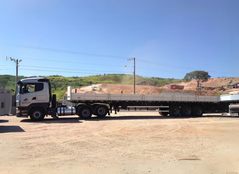 É indicada para o transporte de chapas e barras de aço, grandes máquinas e peças. Sua capacidade de carga para remoções industriais pode ser alterada com o acionamento da extensão, chegando a até 20 metros de comprimento.