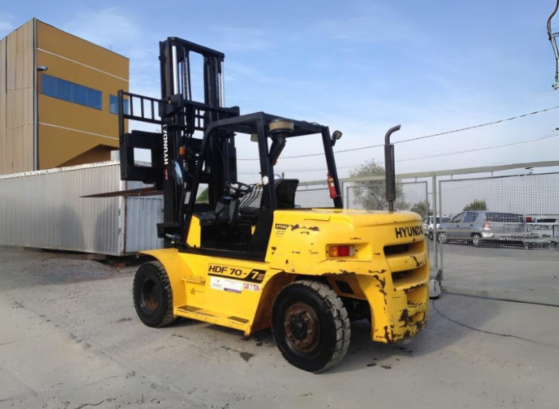 A Empilhadeira HDF 70 possui um motor potente que proporciona ao equipamento aceleração rápida e melhor desempenho em rampas. Empilhadeira para utilização em áreas internas e externas, em terrenos acidentados e com rampas de até 40% .