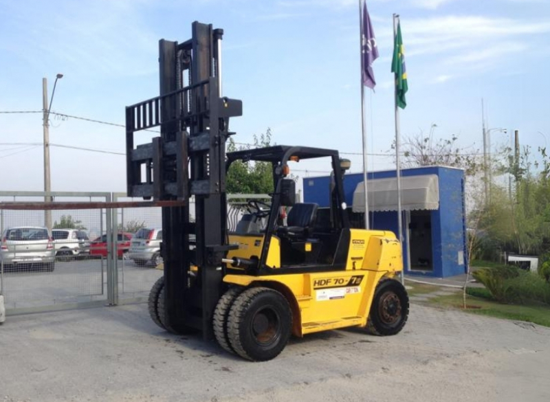 A Empilhadeira HDF 70 possui um motor potente que proporciona ao equipamento aceleração rápida e melhor desempenho em rampas. Empilhadeira para utilização em áreas internas e externas, em terrenos acidentados e com rampas de até 40% .